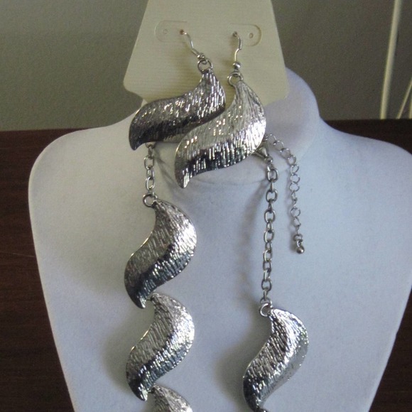 Mocha Silvertone Necklace and Earrings - Picture 5 of 8